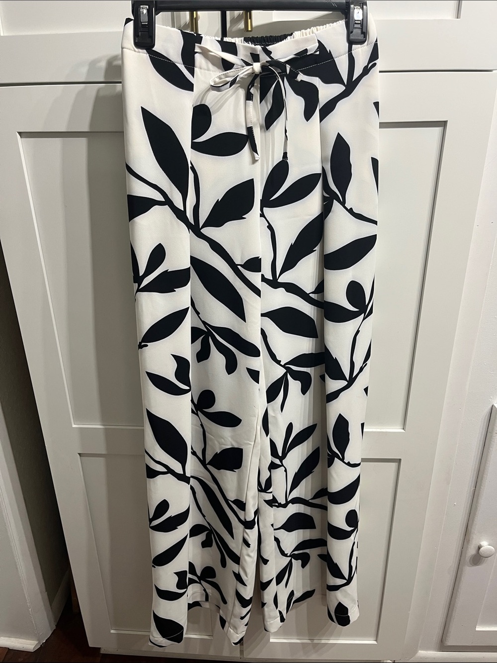 Wide Leg Leaf-Print Pants in Black and White